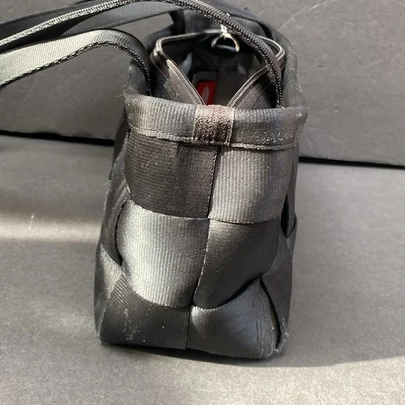 Harvey seatbelt purse Preloved - Picture 7 of 11